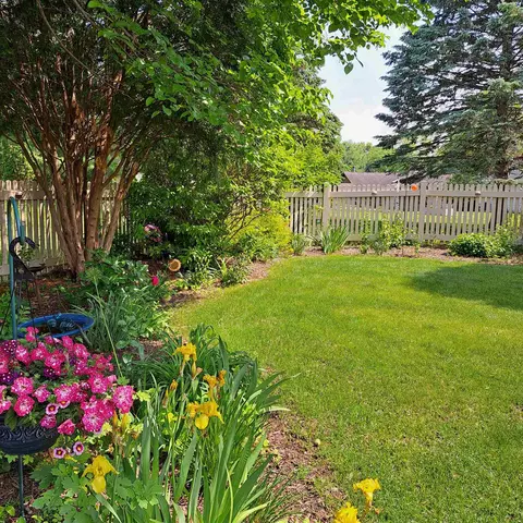 3250 Briar Crest Dr, Janesville, WI 53546