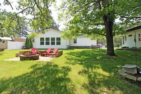 302 Lakeshore Dr, Avoca, WI 53506