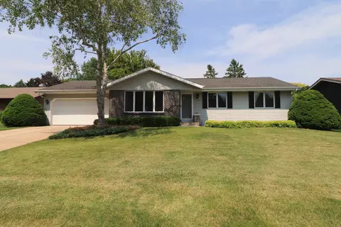1528 Royal Oaks Dr, Janesville, WI 53548