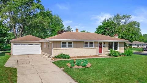 w149n8377 Norman Dr, Menomonee Falls, WI 53051