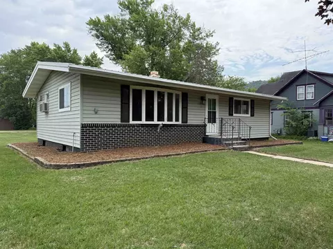 105 S 4th St, Avoca, WI 53506