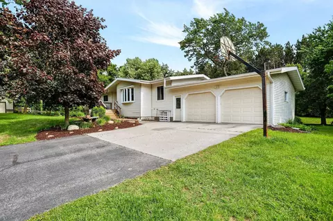10221 Schoenemann Rd, Mazomanie, WI 53560