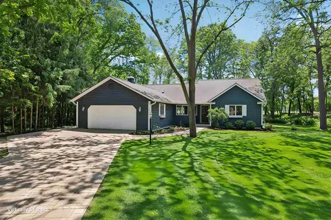 n70w26457 Thousand Oaks Dr, Sussex, WI 53089