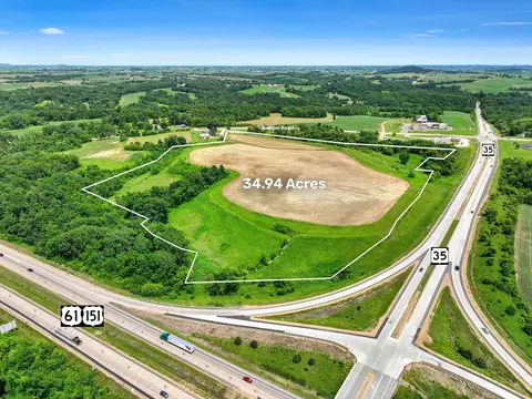 527 Badger Rd, Hazel Green, WI 53811
