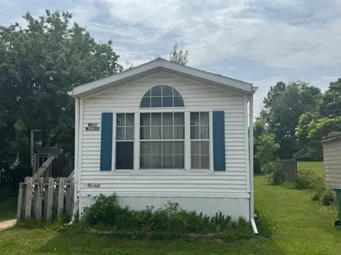w211n11783 Hilltop Cir, Germantown, WI 53022