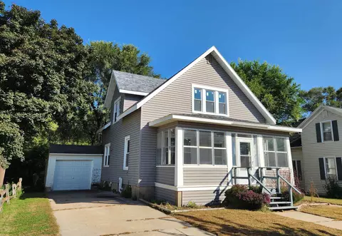 215 W Burns St, Portage, WI 53901