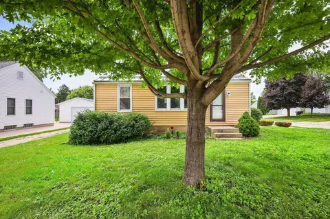 426 Hillcrest Dr, Sun Prairie, WI 53590