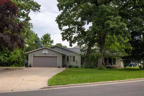 133-135 Woodview Dr, Cottage Grove, WI 53527