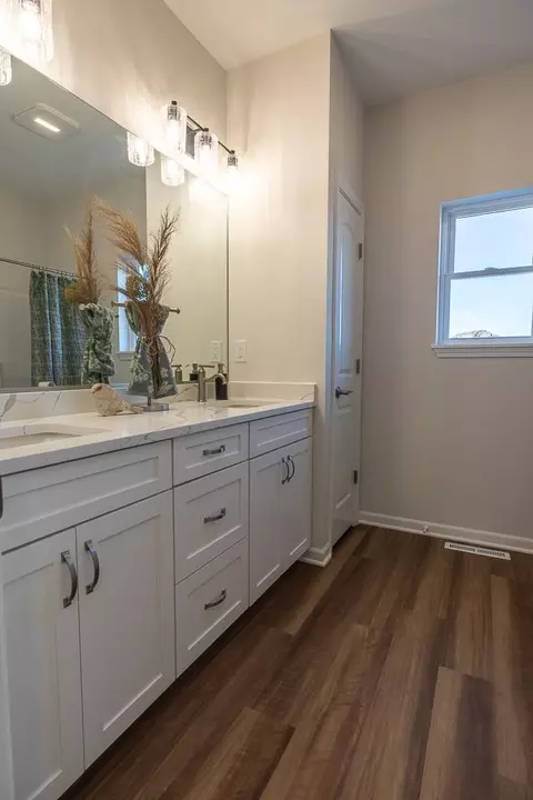 Bath - 3286 W Prairie Grove Ln, Beloit, WI 53511 photo 2 of 4