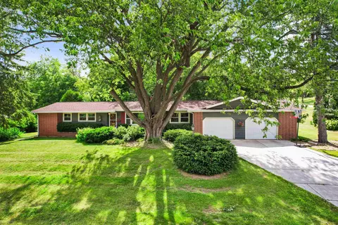 916 Riverview Dr, Stoughton, WI 53589
