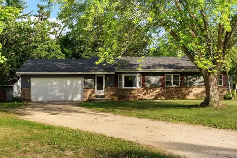 4701 W Woods Edge Rd, Janesville, WI 53548