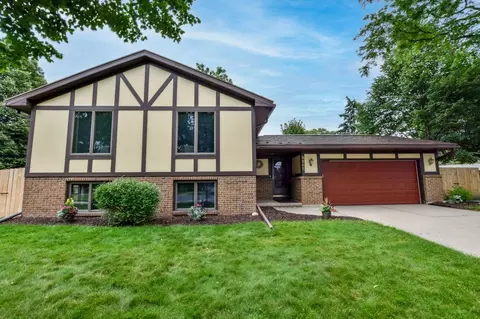 2645 S Norfolk Cir, Fitchburg, WI 53719
