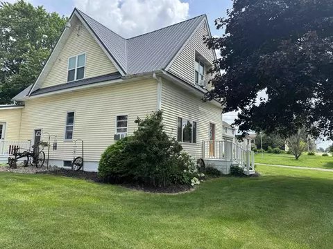 1370 Dodgeville St, Highland, WI 53543