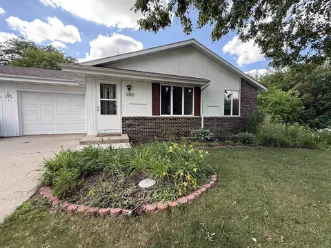 1005 N Wuthering Hills Dr, Janesville, WI 53546