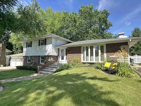 639 Sunset Dr, Janesville, WI 53548