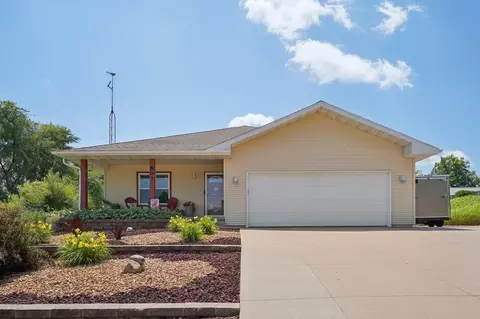 807 E Chestnut St, Pardeeville, WI 53954