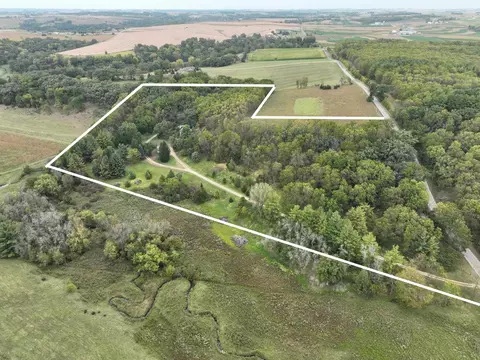 18075 Oneil Rd, Mineral Point, WI 53565