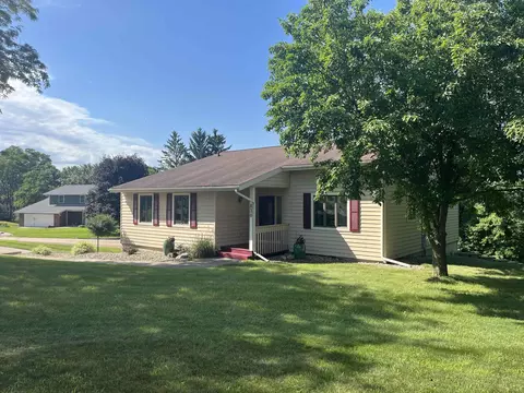 830 Parkview Ct, Portage, WI 53901