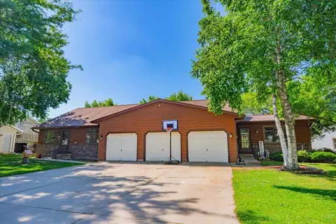 1749-1751 Delaware Dr, Sun Prairie, WI 53590