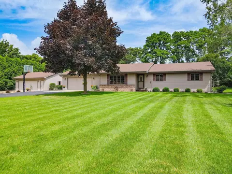 29 E Curharken Dr, Edgerton, WI 53534