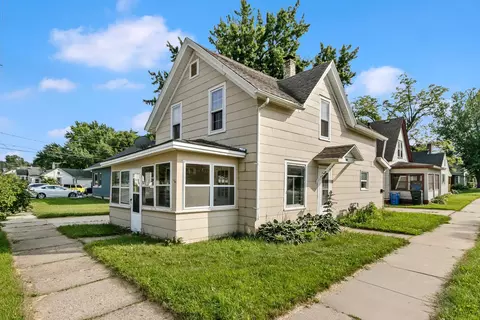 230 E Carroll St, Portage, WI 53901