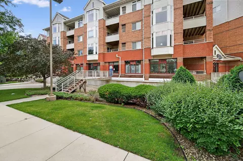 301 Harbour Town Dr #323, Madison, WI 53717