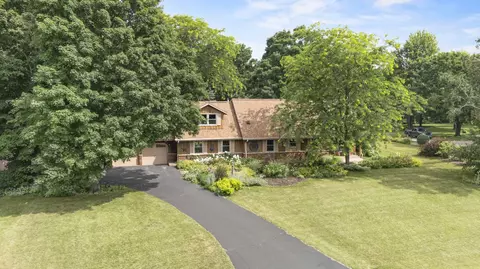 s56w23606 Maplewood Ter, Waukesha, WI 53189
