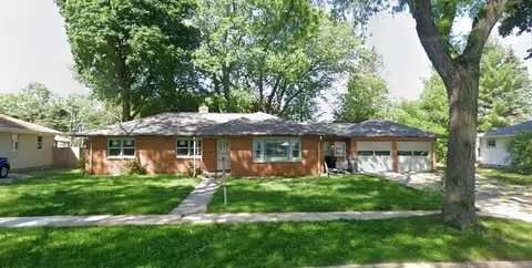 906 N Bel Ayr Dr, Waukesha, WI 53188