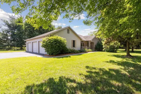 3812 N Hickory Dr, Janesville, WI 53545
