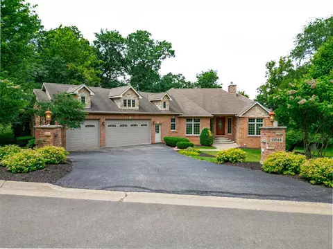 13244 Promontory Trl, Roscoe, IL 61073