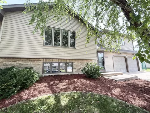 1545 W Golf Dr, Platteville, WI 53818