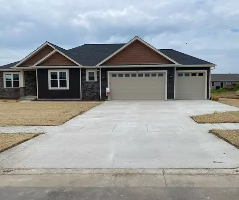 335 Ridgeview Dr, Lake Mills, WI 53551