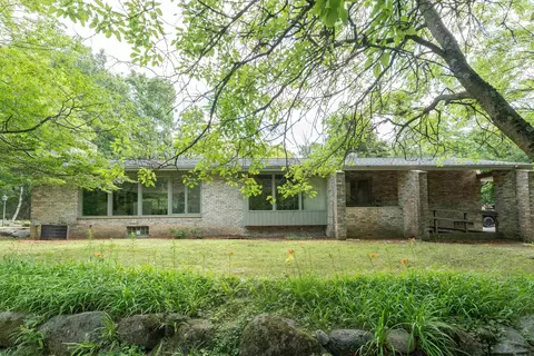 w345s3540 Moraine Hills Dr, Dousman, WI 53118