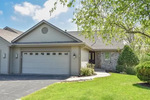 482 Oak Ridge Dr, Hartland, WI 53029