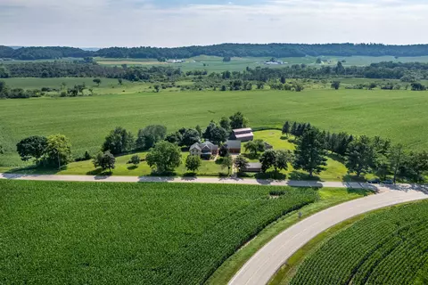 e9275 Prairie Road, North Freedom, WI 53951