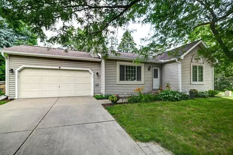 702 Sky Ridge Dr, Madison, WI 53719