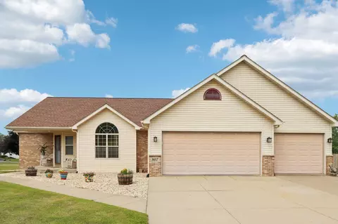 907 Links Dr, Poynette, WI 53955