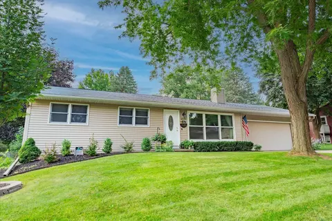 305 Mohawk Trl, Deforest, WI 53532