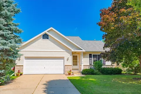 933 Vista Ridge Dr, Mount Horeb, WI 53572