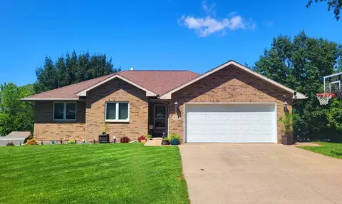 657 Maryville Heights Dr, Hazel Green, WI 53811