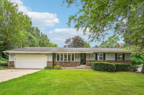 405 Blue View Dr, Mount Horeb, WI 53572