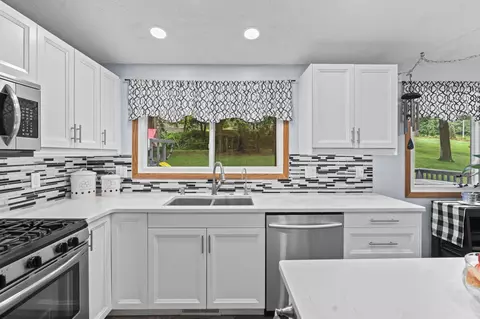 405 Sunset Dr, Deforest, WI 53532