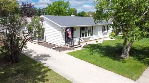 885 Greenfield Trl, Oshkosh, WI 54904