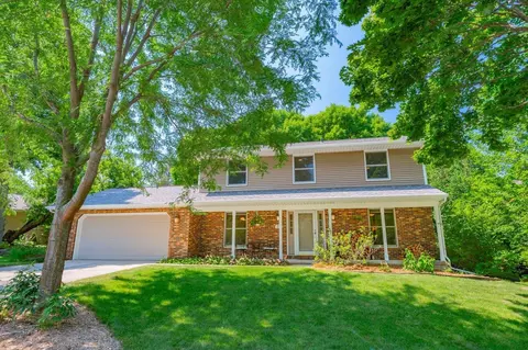 21 E Newhaven Cir, Madison, WI 53717
