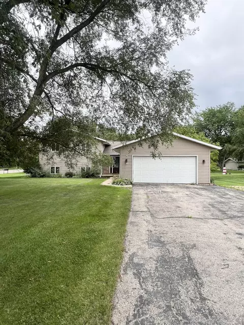 106 Niehoff Dr, Fall River, WI 53932