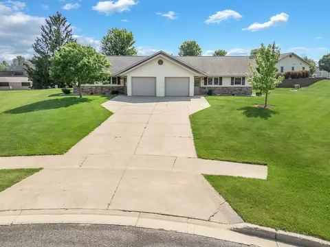 208-210 Honeysuckle Ct, Reedsburg, WI 53959