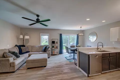 322 Alpine Meadows Cir #322, Oregon, WI 53575