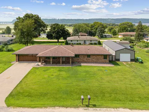 1605 Harry St, Hazel Green, WI 53811