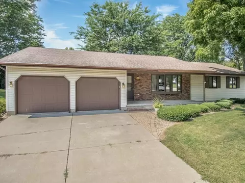 1003 S Holiday Dr, Waunakee, WI 53597