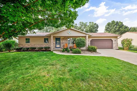 312 Santa Fe Trl, Waunakee, WI 53597